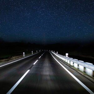 高速公路为什么大多没有路灯：一笔算得清的账