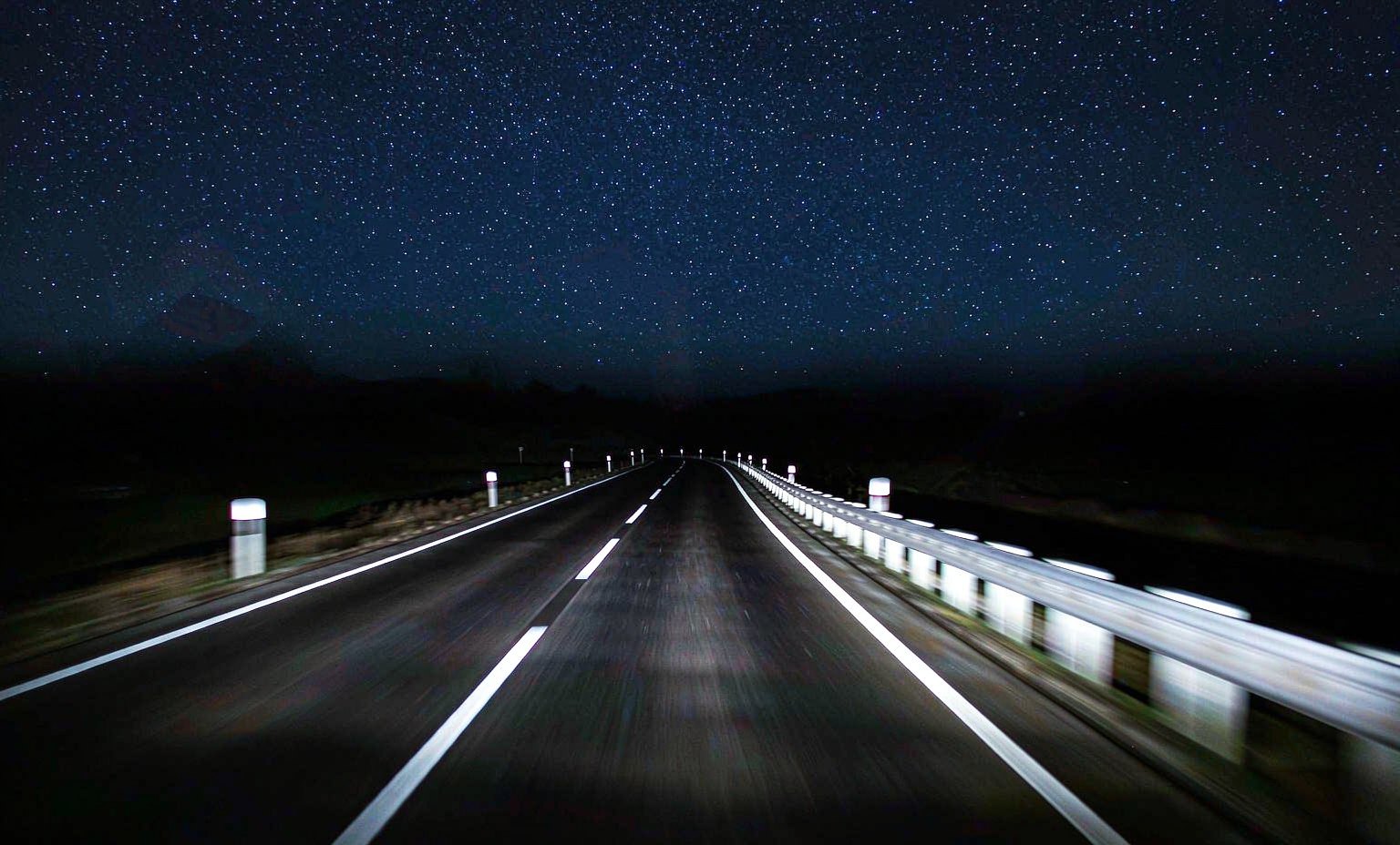 高速公路为什么大多没有路灯:一笔算得清的账-未来星球